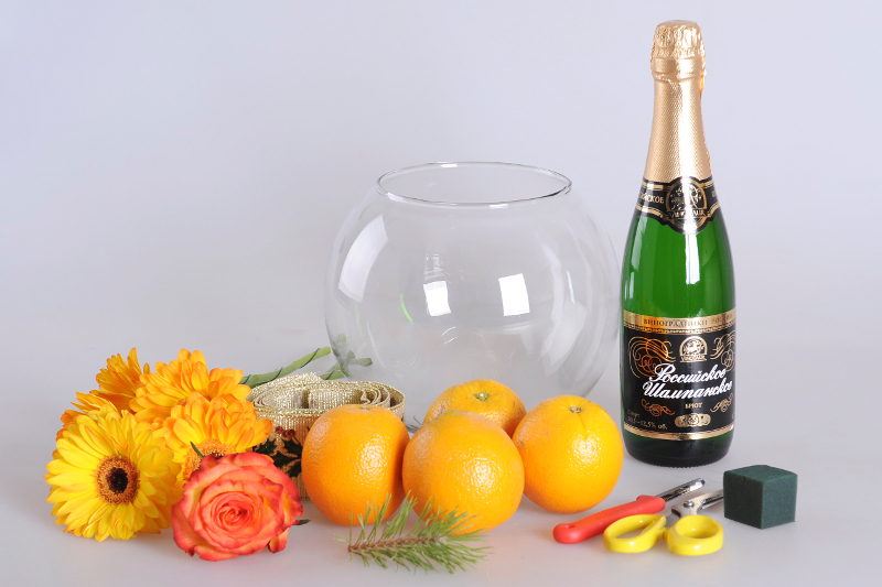 Новогодняя композиция из цветов, шампанского и апельсинов