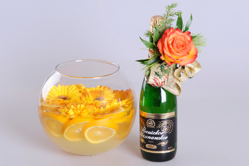 Новогодняя композиция из цветов, шампанского и апельсинов