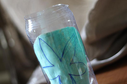 Рисуем цветок на пластиковой бутылке