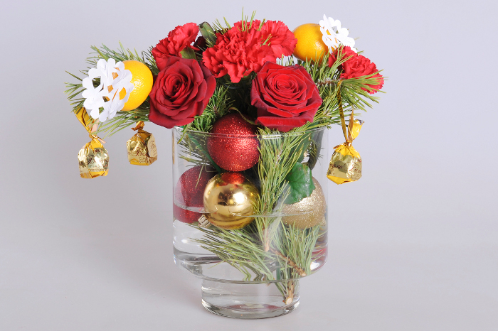 Праздничная композиция с цветами, конфетами и мандаринами