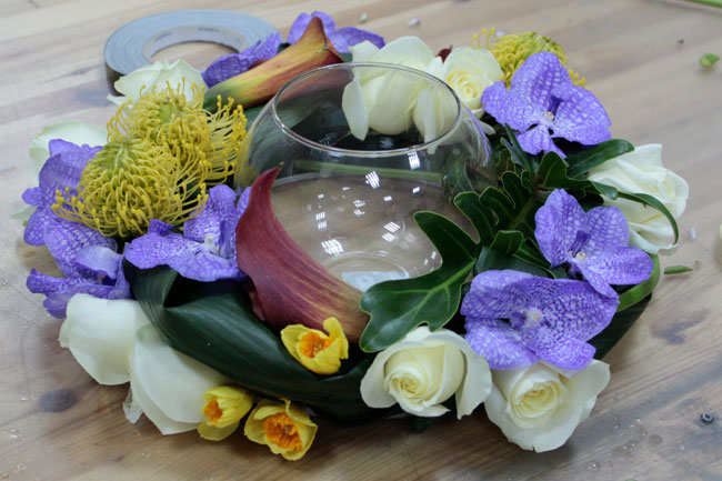 Композиция из цветов с вазой
