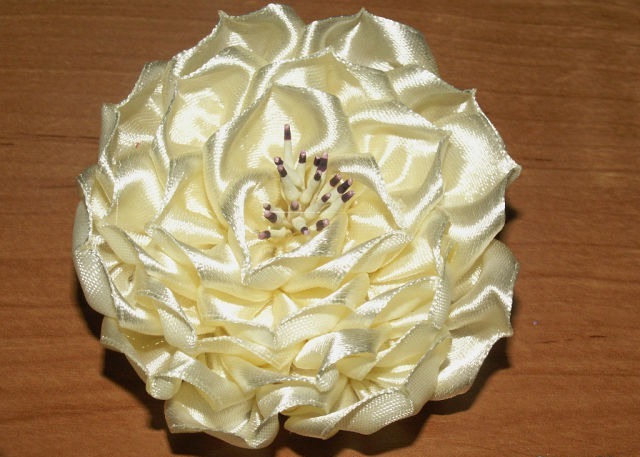Цветок роза из атласной ленты