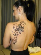 женская тату на спине цветок лилия